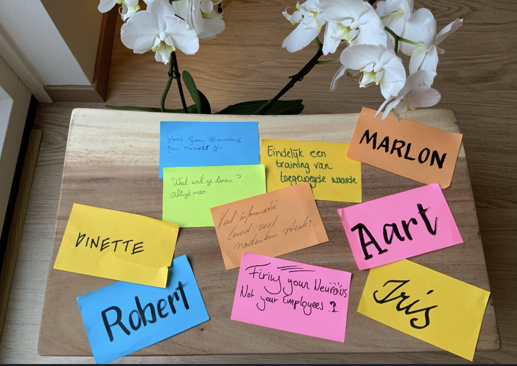 6 post its met 6 words stories geschreven door 6 verschillende mensen